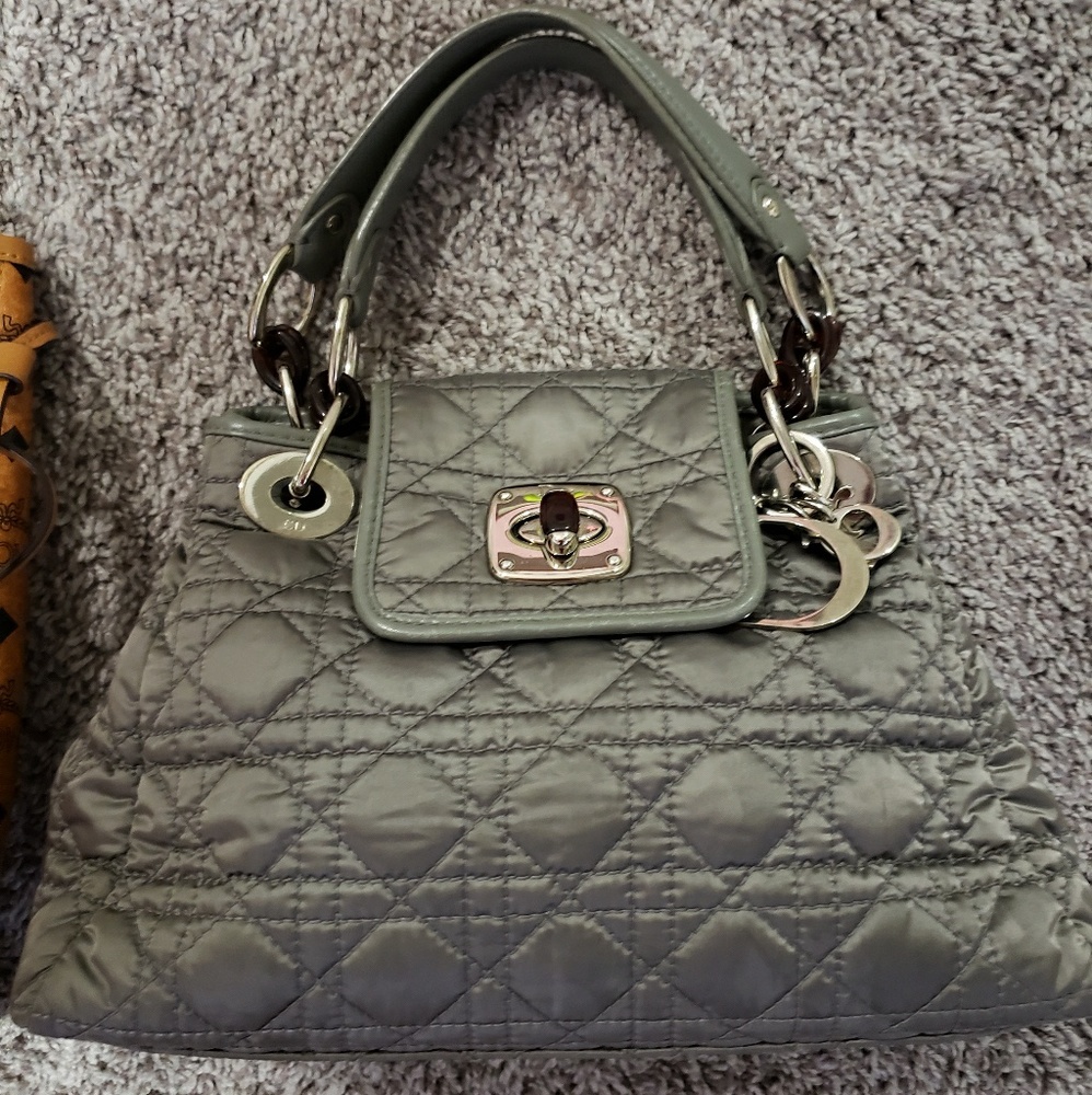 Authentic Stuffs - Picture 2 of 4